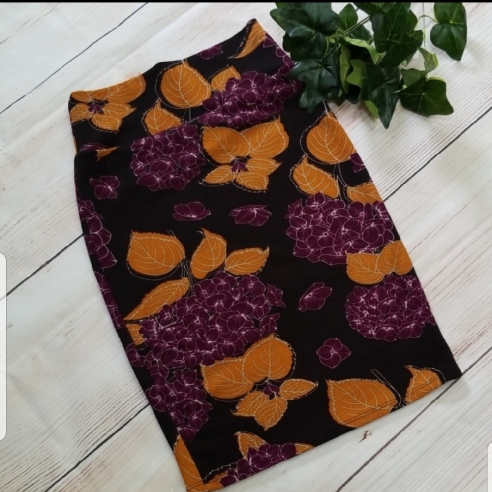 3/$28 Lula Roe Black  Floral Pencil Skirt Sz XS